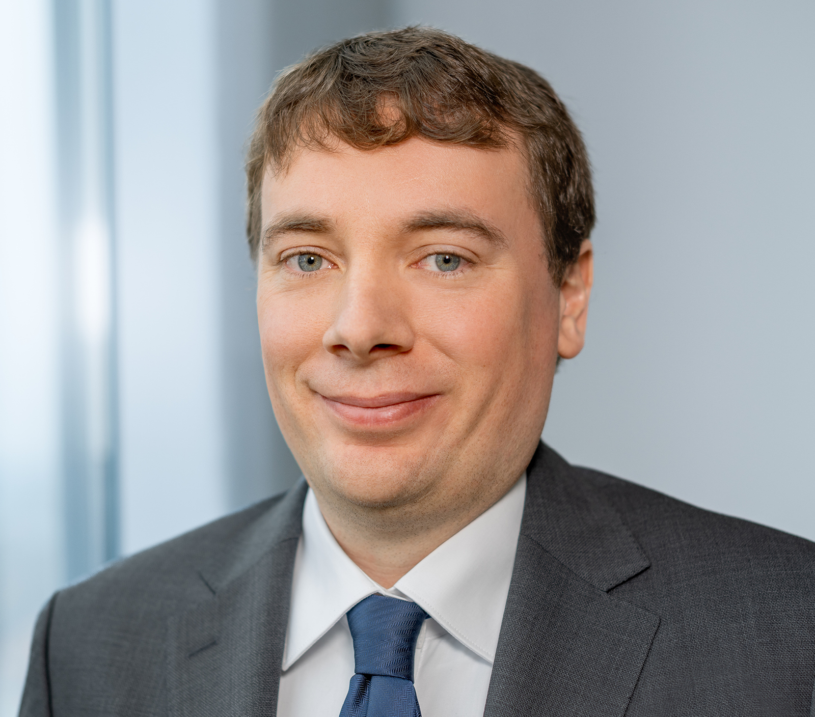 Ein Mann in Anzug und Krawatte