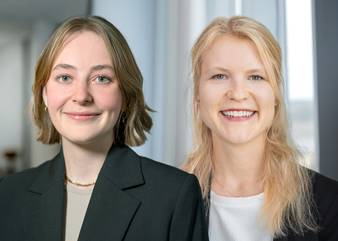 Zwei Frauen, die lächeln