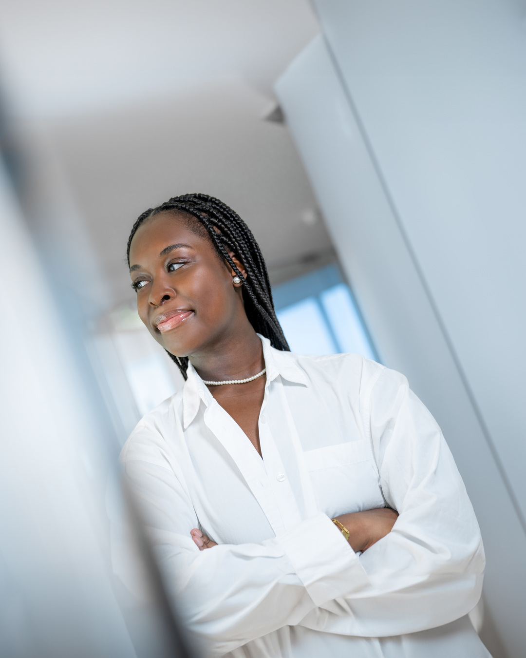 Frau schaut zur Seite