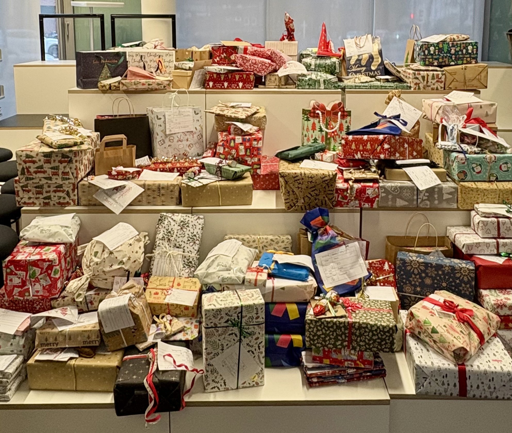 Mehrere Geschenke auf einem Regal zusammengestellt