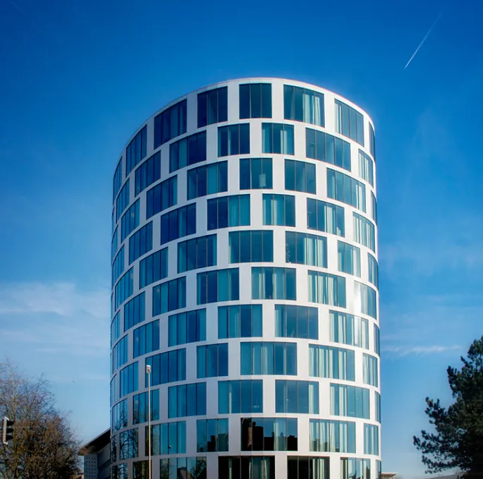 ein rundes Gebäude mit vielen Fenstern