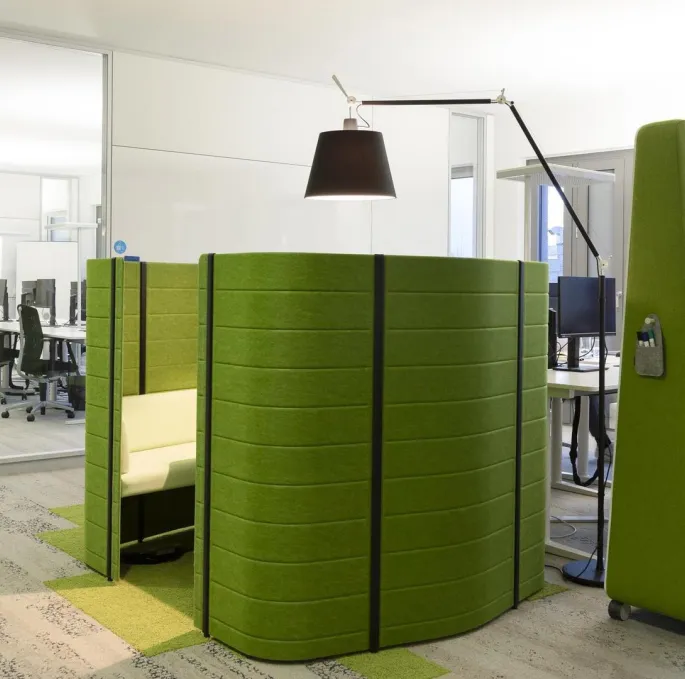 Open spaces and workstations characterize zeb's Hamburg office