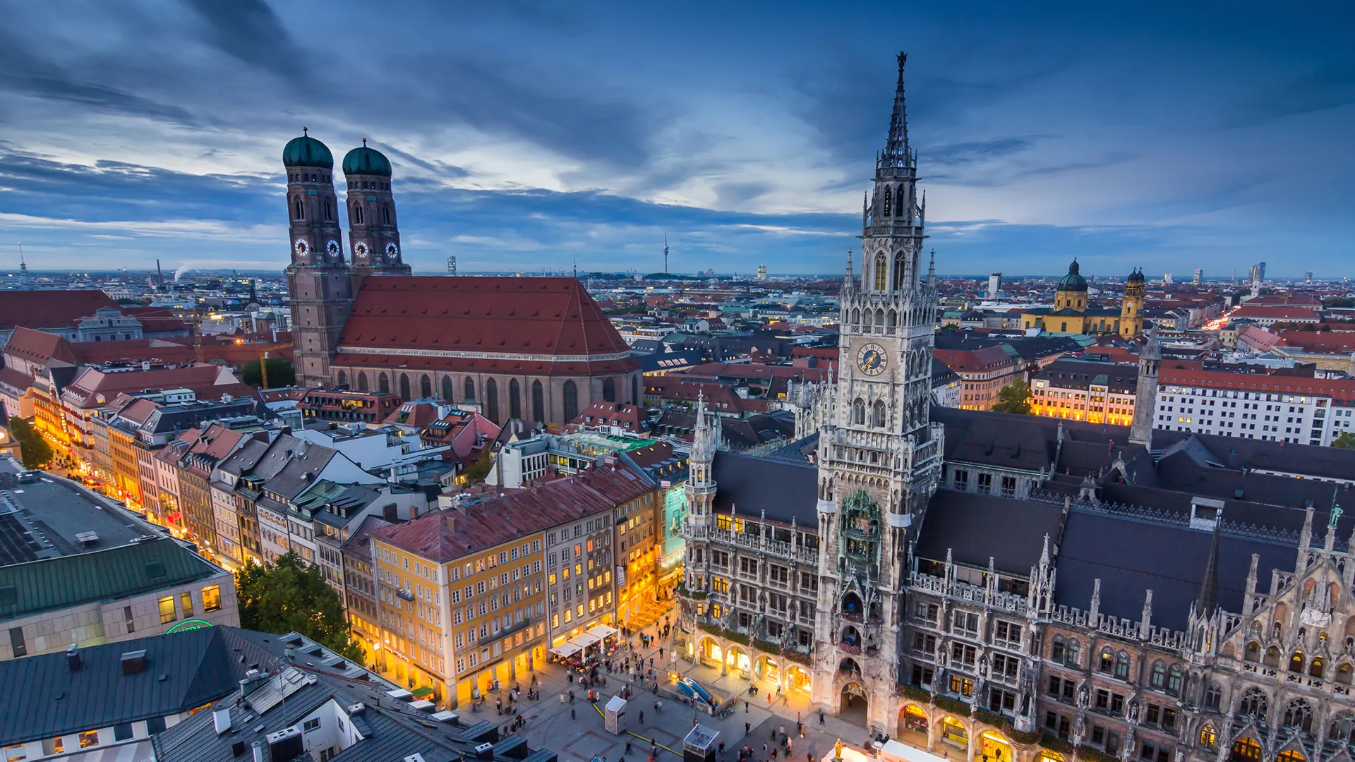 Eine Stadt mit einem Uhrturm