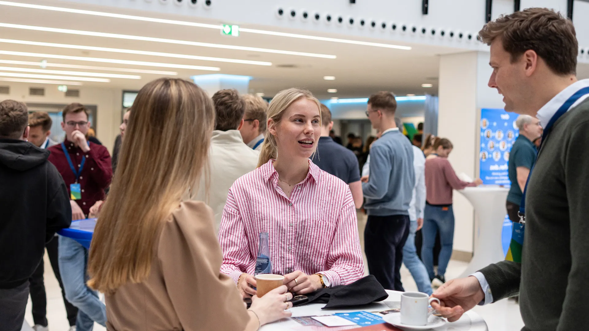 Eine Gruppe von Menschen, die an einem Tisch stehen