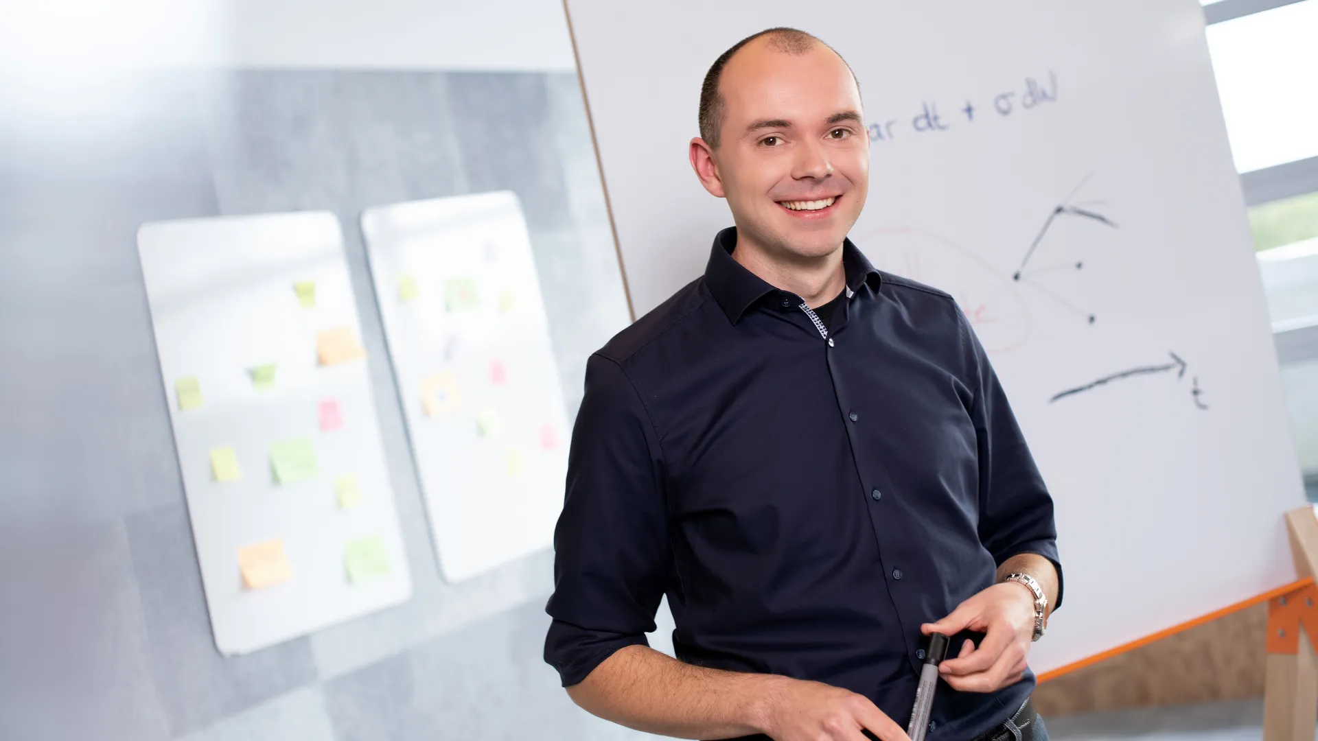 Ein Mann, der vor einer Tafel steht