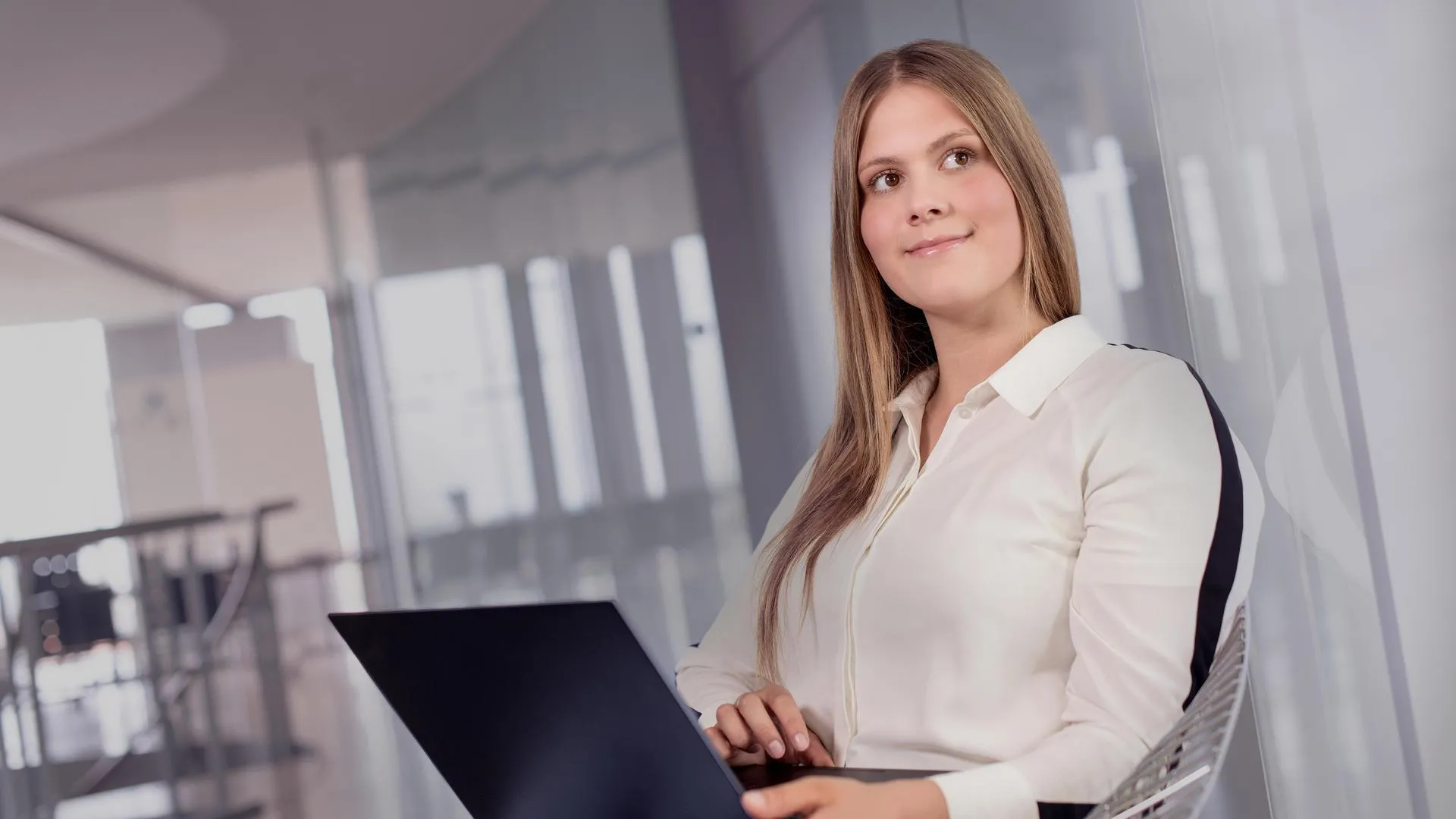 Eine Frau hält einen Laptop