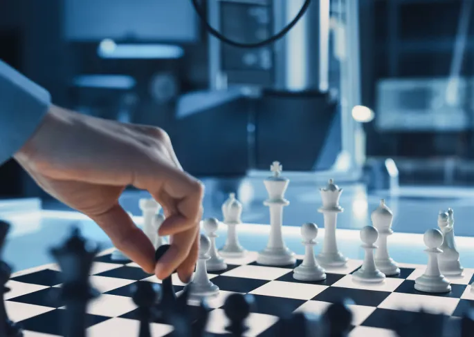 Eine Hand, die ein Schachbrett bewegt