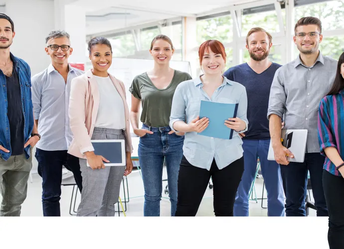 Eine Gruppe von Menschen, die zusammenstehen