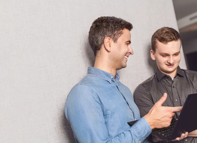 Ein Mann, der einen anderen Mann anschaut