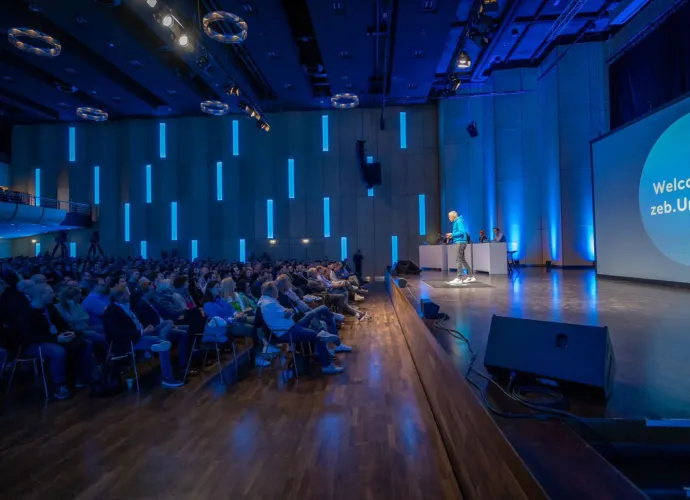 Ein Mann auf der Hauptbühne mit Publikum davor
