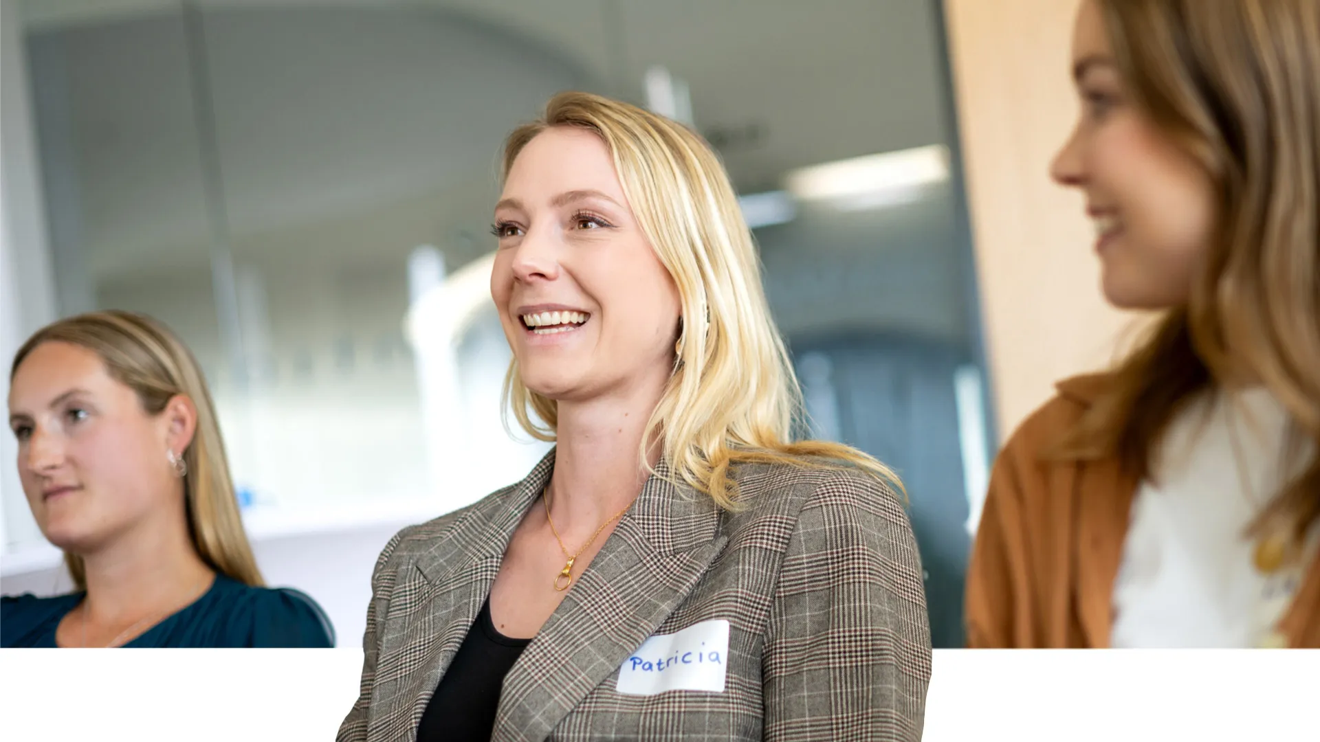 Eine lächelnde Frau mit einem Namensschild