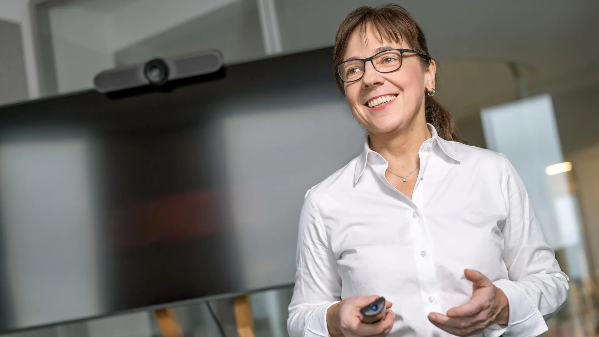 Eine Frau im weißen Hemd