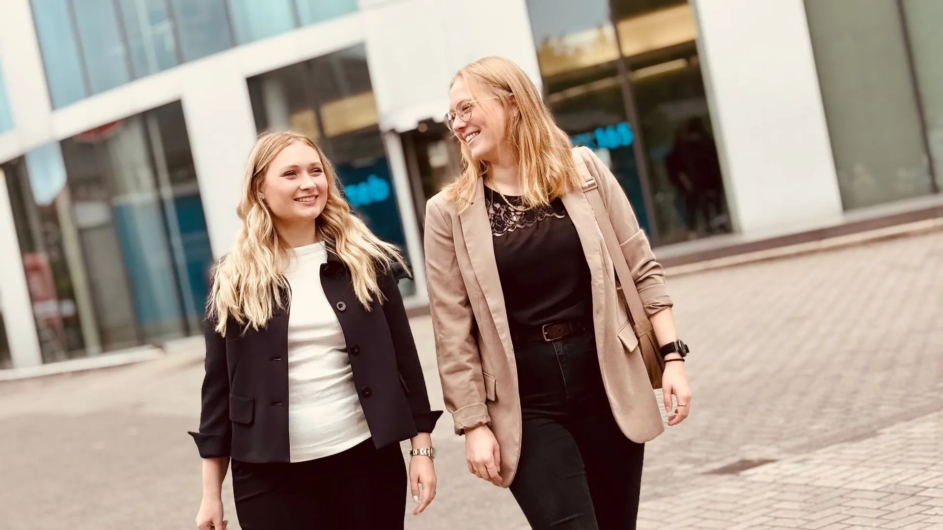 Zwei Frauen laufen nebeneinander.