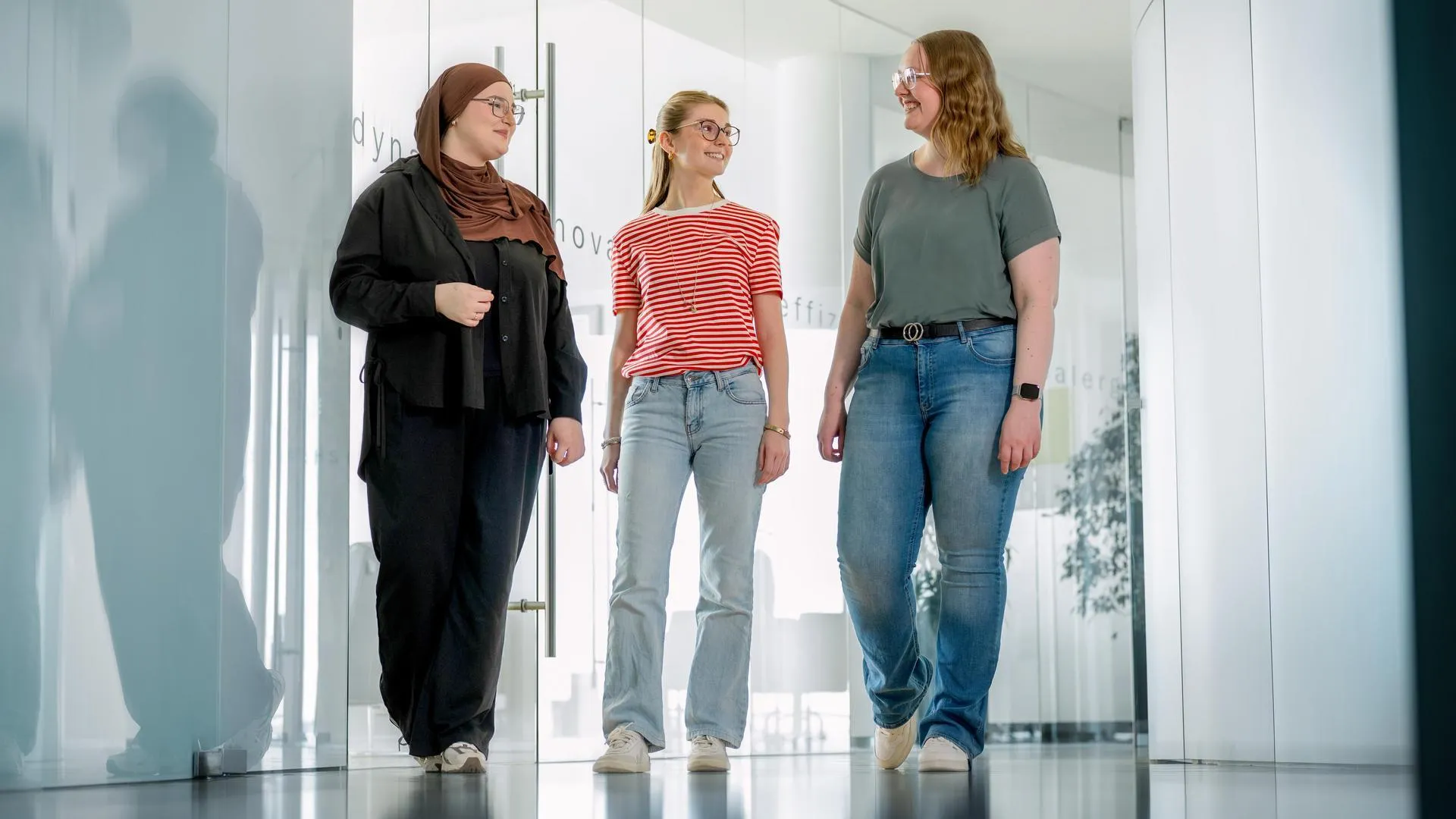Eine Gruppe von Frauen, die durch einen Flur gehen