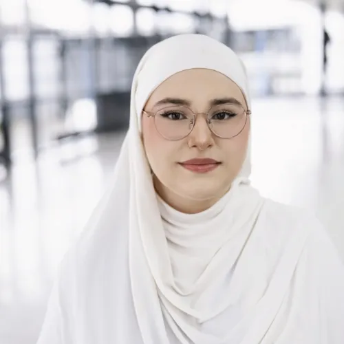 Eine Frau lächelt in die Kamera.