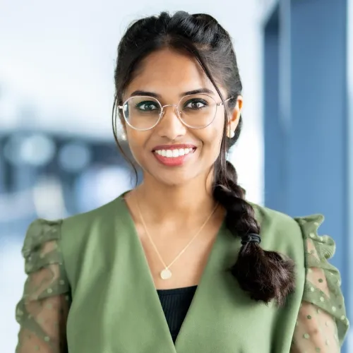 Eine Frau, die in die Kamera lächelt