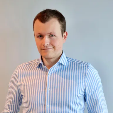 Ein Mann in gestreiftem Hemd