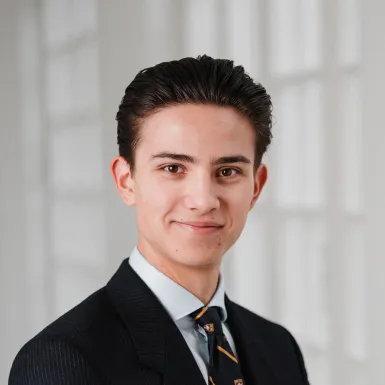 Ein Mann im Anzug und Krawatte