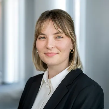 Eine Mitarbeiterin von zeb