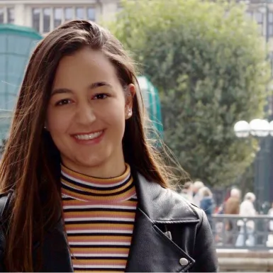 Eine Mitarbeiterin bei zeb