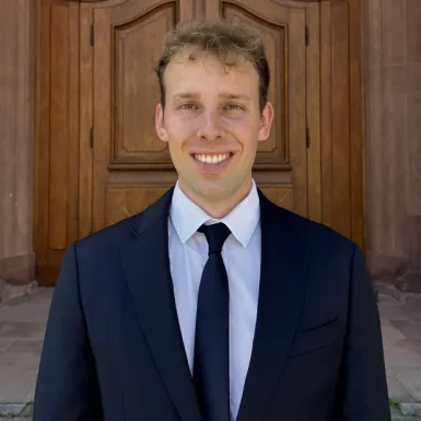 Ein Mann im Anzug und Krawatte