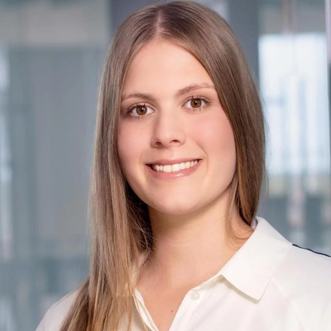 A smiling women with long hair