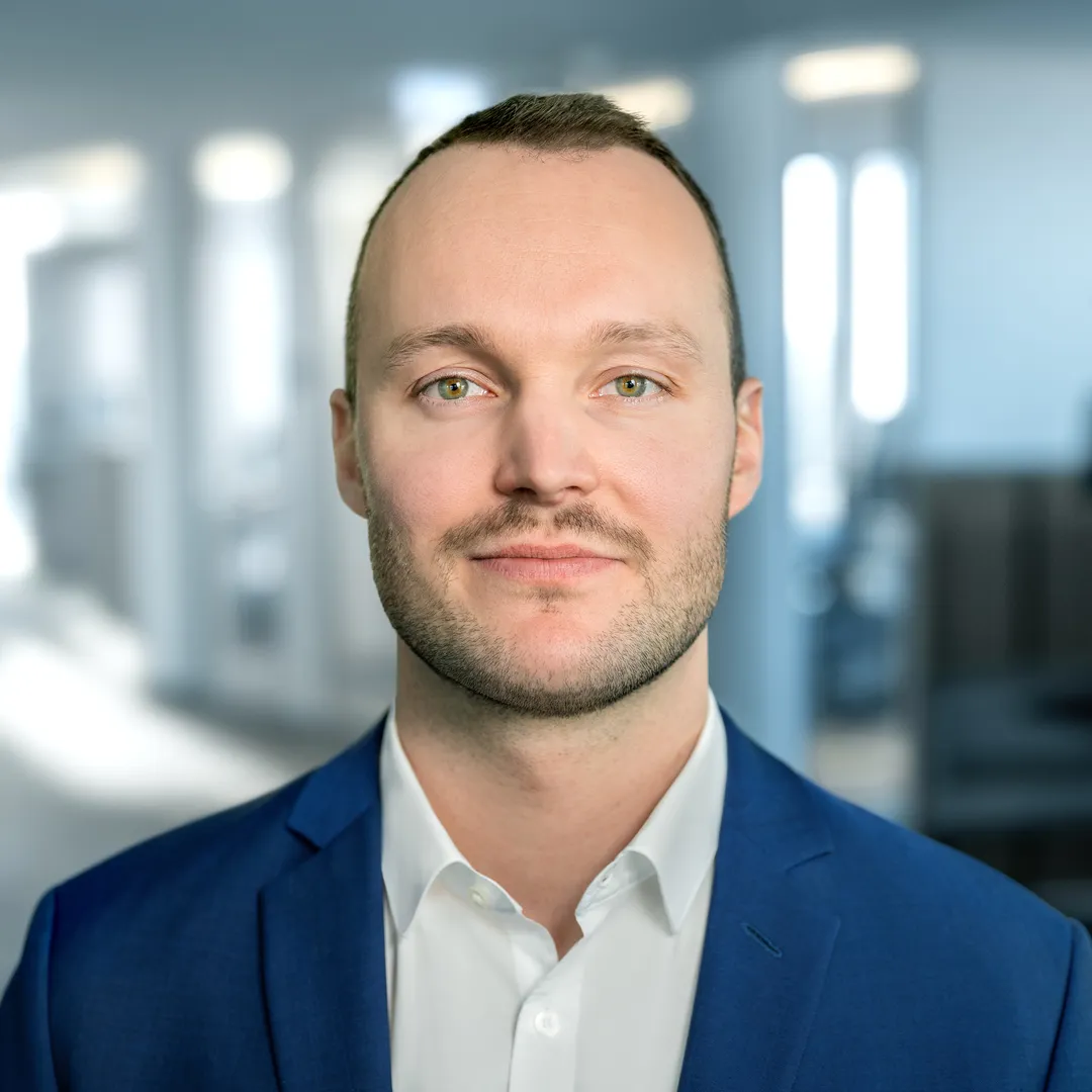 Ein Mann im Anzug